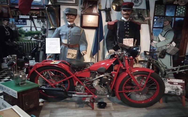 Chez Manuel : Musée d'Art populaire_Moto rouge