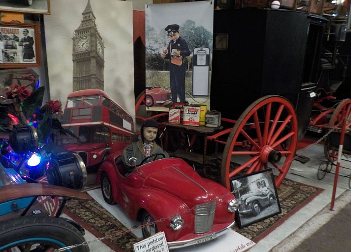 Chez Manuel : Musée d'Art populaire_Voiture rouge