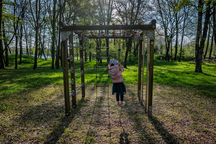 04_BaseDeloisirsLesTroisFontaines_Famille_PlumeBleueVidéo