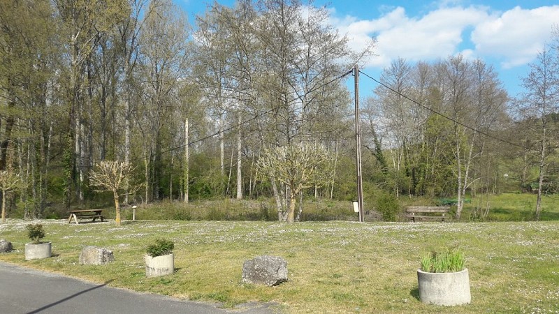 aire-de-pique-nique-saint-germain-du-salembre (5)