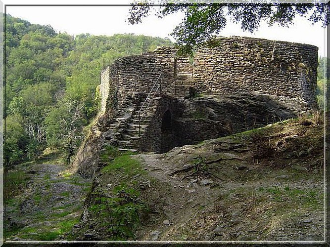Le site du Roc d'Anglars Fort Lourdou
