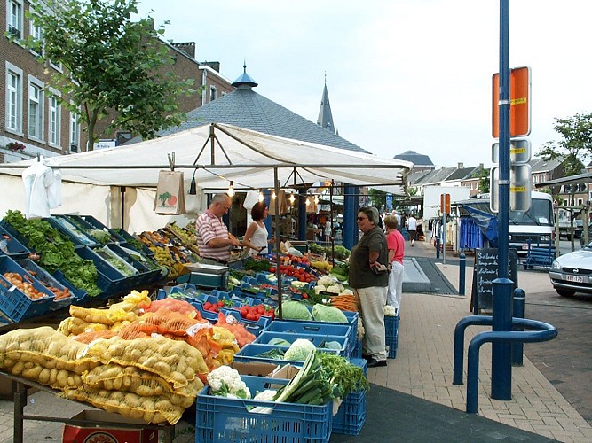 La Place Nicolaï et le marché d'Aubel