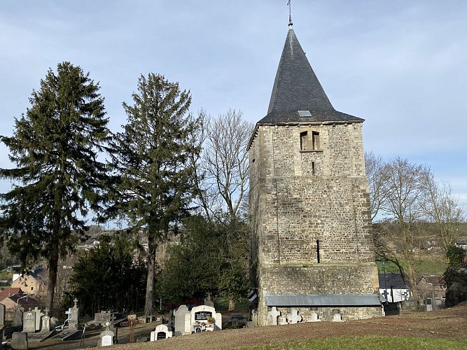 La Tour Romane, l'ancien cimetière et son puits