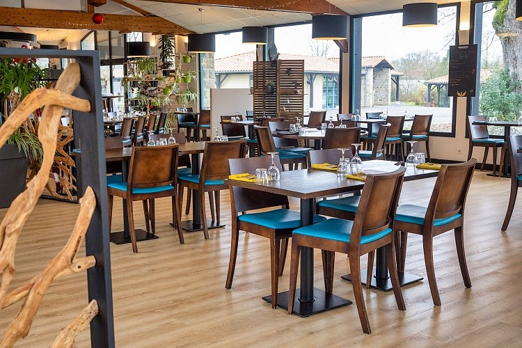 moncoutant-sur-sevre-restaurant-latipik-salle2