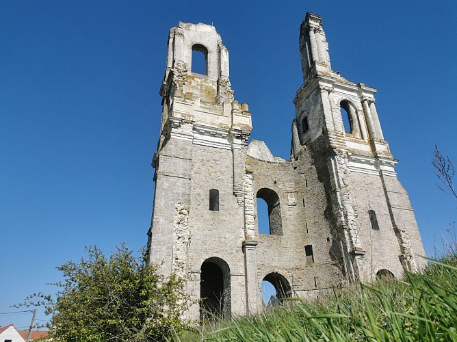 Ruines des tours de l'abbaye de Mont-Saint-Eloi