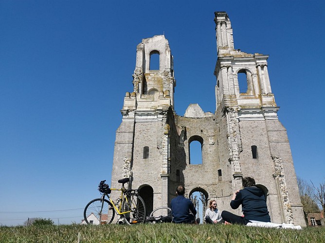 Ruines des tours de l'abbaye de Mont-Saint-Eloi