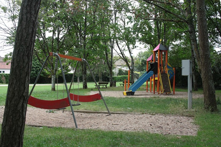 Camping-Lezay-Jeux pour enfants au parc