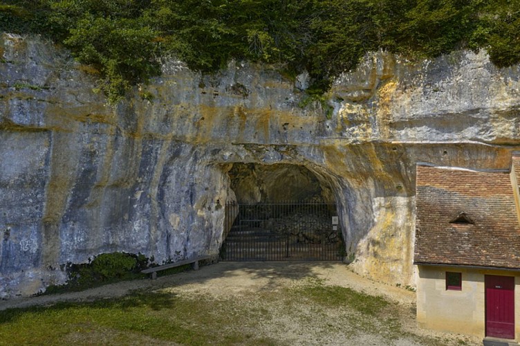 Grotte des Combarelles, vue aérienne de l'entrée de la Grotte des Combarelles, Damien Lachas DLW25-0198