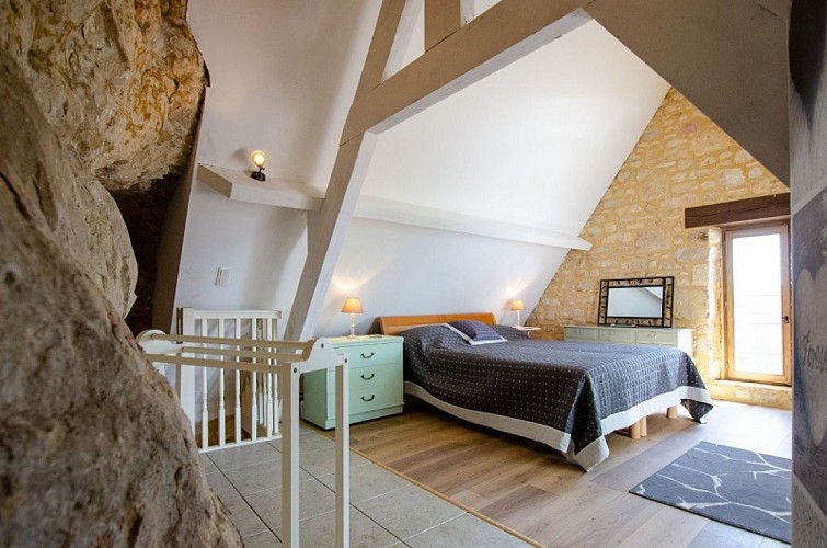 Chambre Troglodyte : Spacieuse, Lumineuse, et Sublimée par la Roche