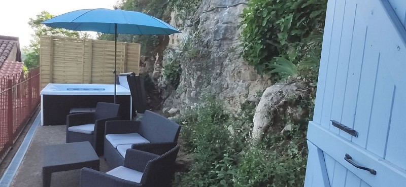 Évasion troglodyte : Détendez-vous face à la vallée