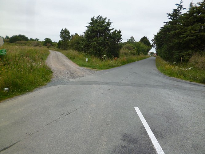 Prendre à gauche le chemin du Menhir