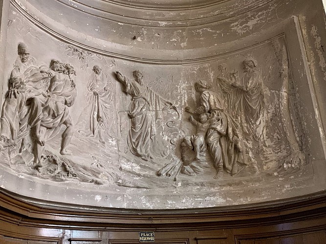 Saint Paul et le miracle de la vipère à l’île de Malte. (Actes 28, 1-6). Haut relief en stuc de G. Boichot, 18e s.