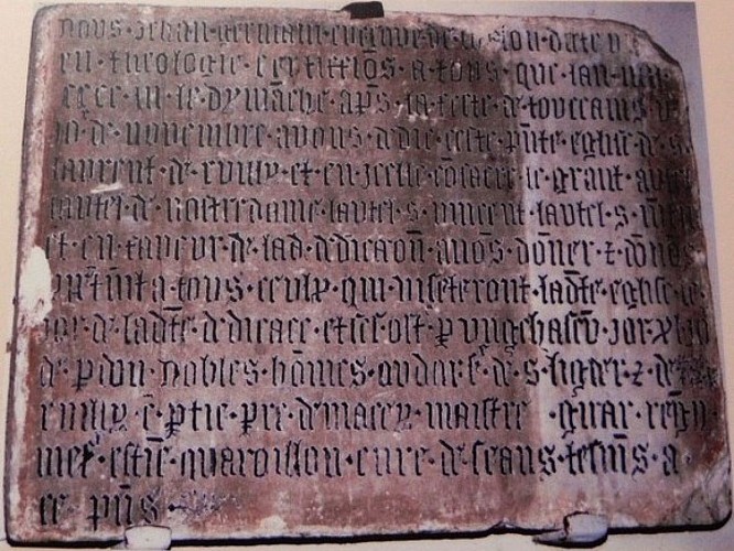 Pierre de dédicace (1452) chapelle Saint-Laurent