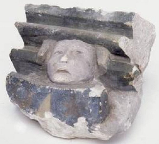 Console gothique déposée dans la sacristie