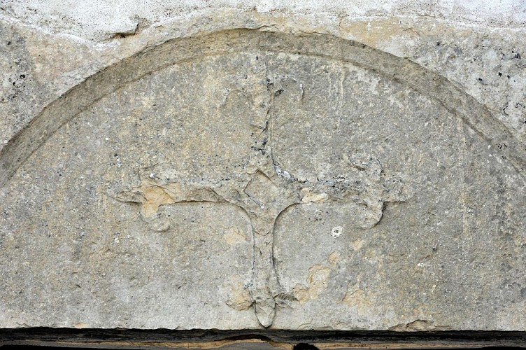 Croix fleurdelisée au tympan du portail ouest