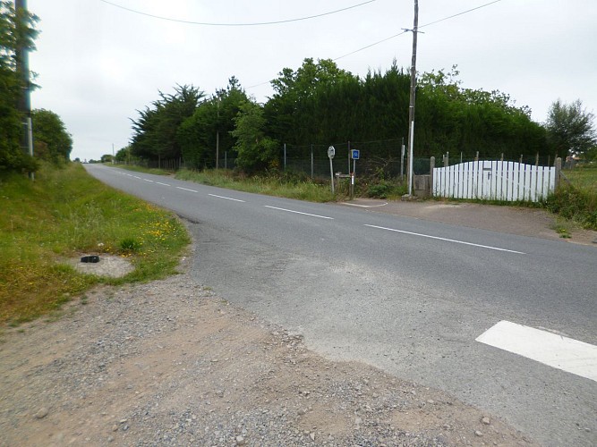 Au céder le passage, prendre la piste cyclable à gauche