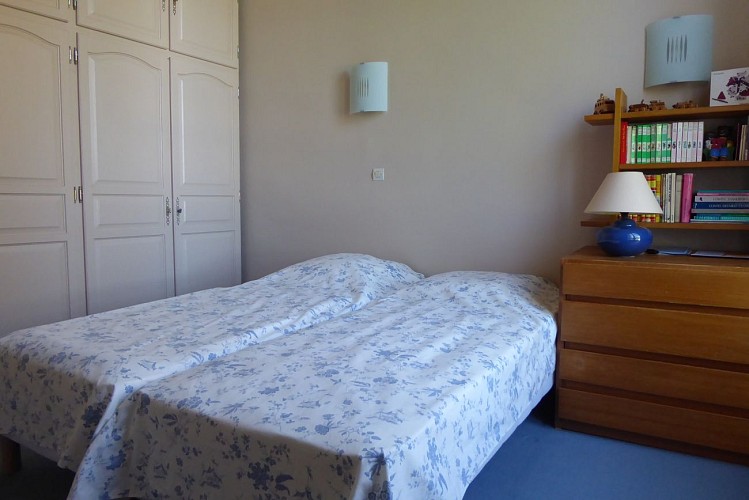 chambre bleue avec lit double