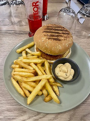 mauleon-restaurant-cafe-de-la-poste-burge1r