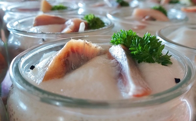 Verrine de radis noir, nuage de lait au raifort et hareng 