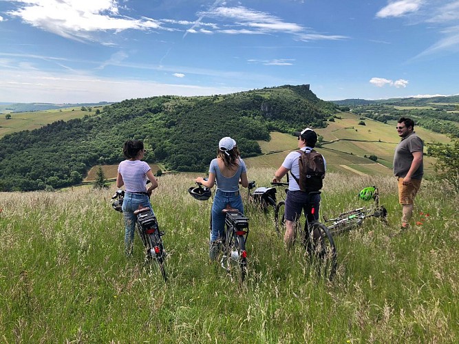 Vue sur la Roche de Solutré