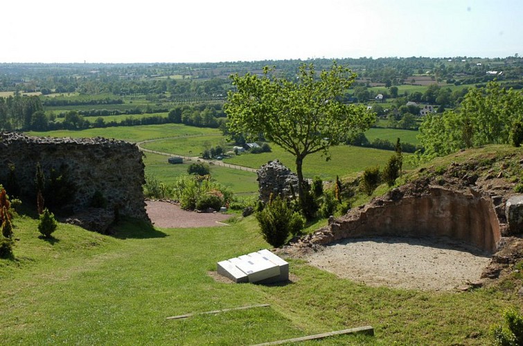 Les ruines du château ducal de Gavray