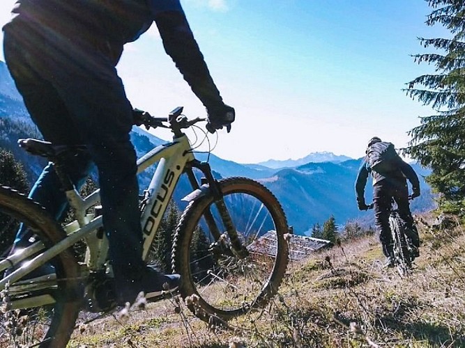 Evasion gourmande & sportive à la journée en VTT électrique : L'Aravageuse