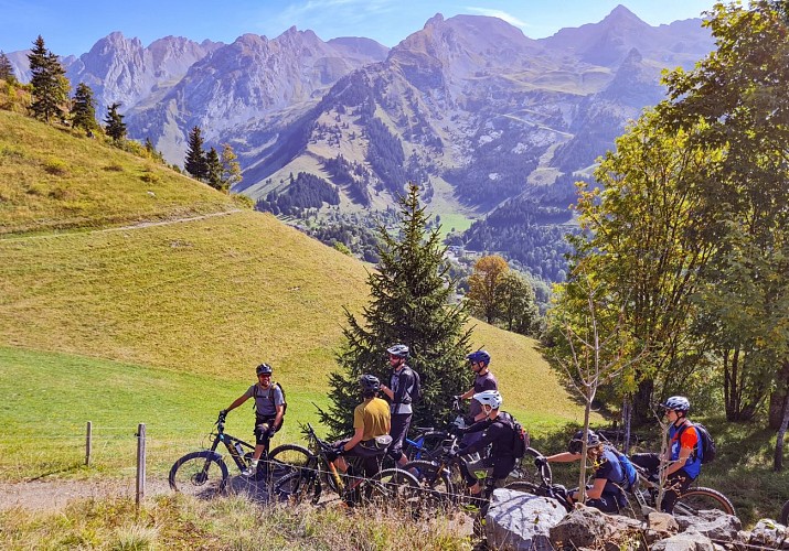 Evasion en famille en VTT électrique : L'Aravissante