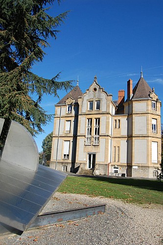 Château d'Aux et parc de sculptures Gueugnon