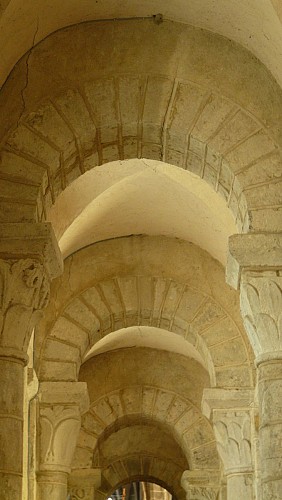 Intérieur de la collégiale : architecture romane