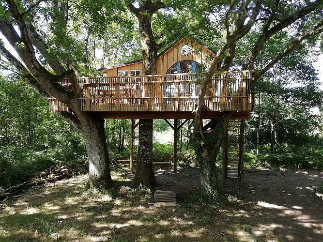 st-pierre-des-echaubrognes-domaine-chantoiseau-cabane-peter-pan-facade