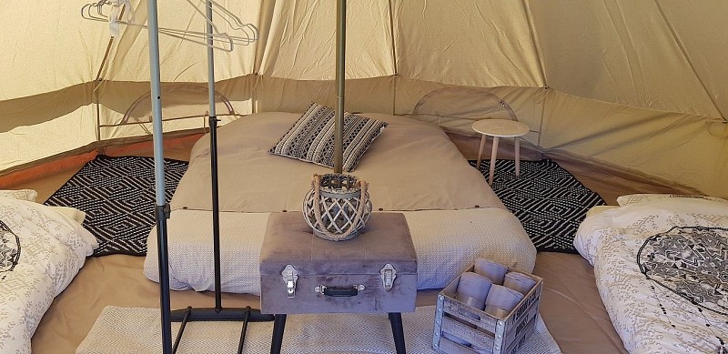 st-pierre-des-echaubrognes-domaine-chantoiseau-tente-trappeur