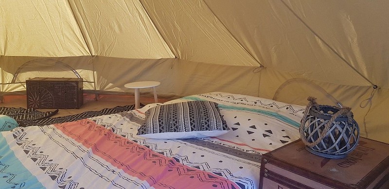 st-pierre-des-echaubrognes-domaine-chantoiseau-tente-trappeur