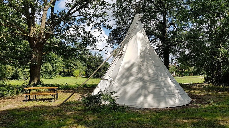 st-pierre-des-echaubrognes-domaine-chnatoiseau-tipi