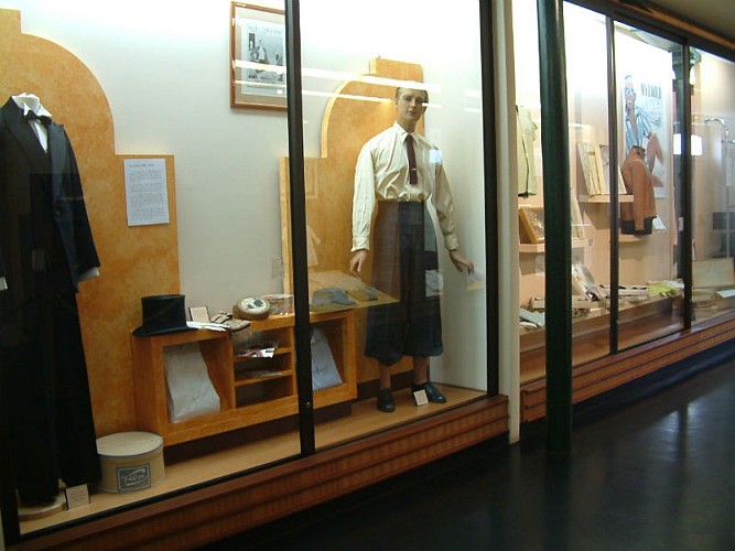 Musee-de-la-chemiserie---expo-vitrine