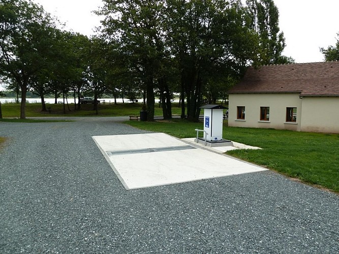 Borne de camping car Luant Etang Duris