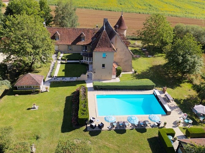 Château Sainte-Colombe : piscine drone