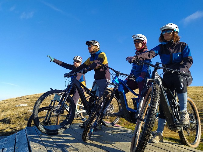 Arav'E-Bike: Schule und AE Mountainbike-Evasionen
