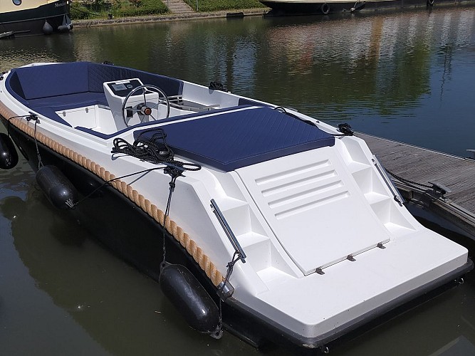 BRIARE - RIVERS AND CANALS IN EUROPE - En pédalo à Briare