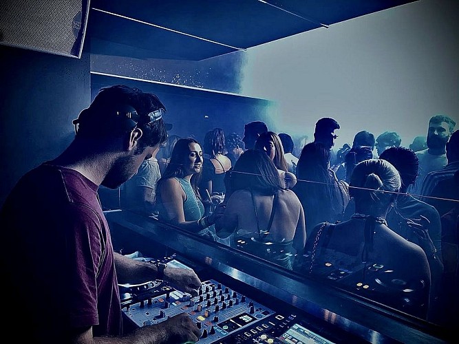 Carré Coast Biarritz Room#2 Salle avec musique electronic