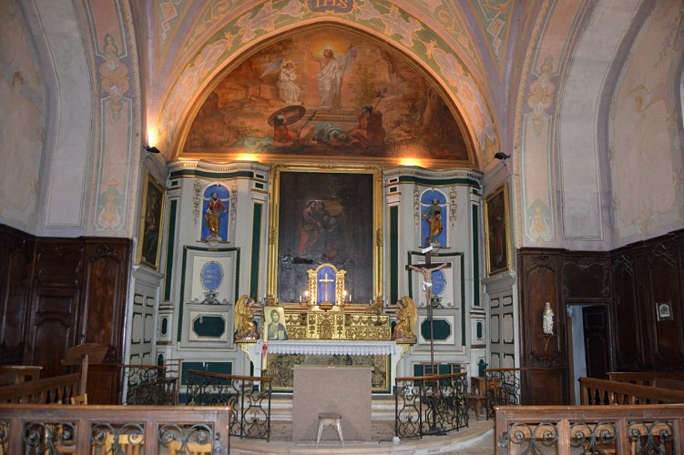 Choeur-orné-de-boiseries-d'époque-Régence