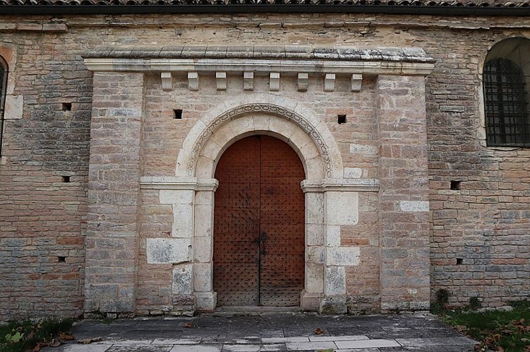 exterieur-eglise-saint-pierre-uchizy-portail-septentrional