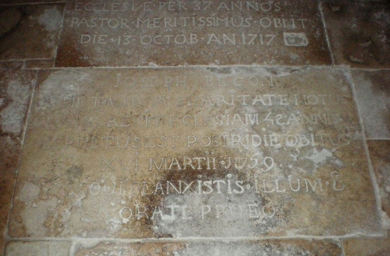 Cruzille - Eglise Saint-Pierre - Pierres tombales (abbé J. Bégon, ancien curé)