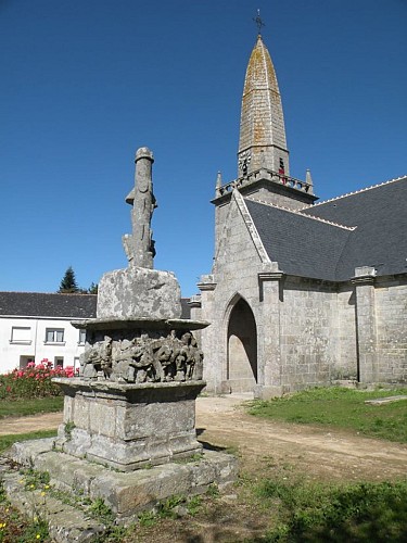 Eglise Saint-Pierre et Saint-Paul et son calvaire