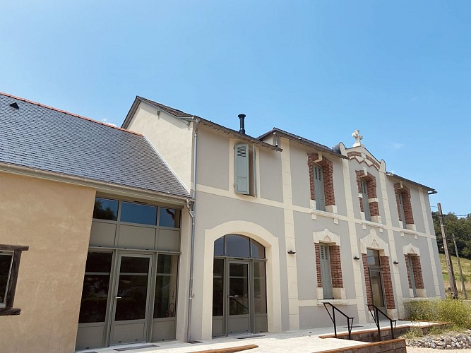 Gîte de groupe Lou Castet de Fébus - Montaner - Entrée extérieur avec place PMR