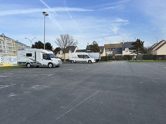 aire-camping-car-avenue-comnbattante-courseulles-stationnement