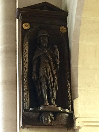 Eglise St Pierre des O - St Jean avec le faucon