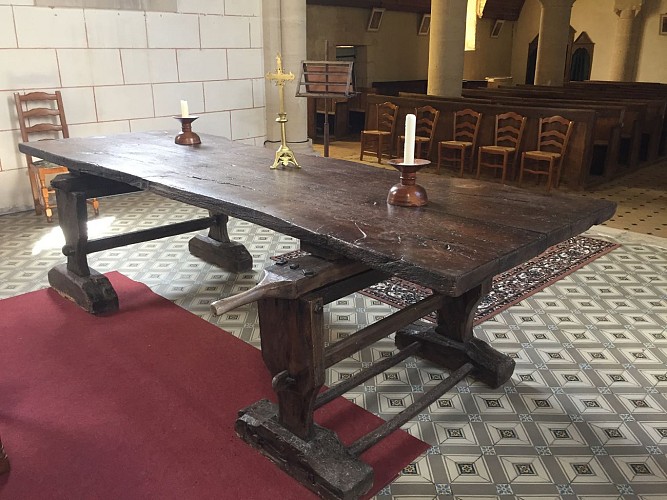 St Pierre des O. Eglise St Pierre et St Paul -  Autel fait avec des braies