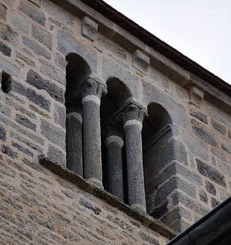 Passy : baie trigéminée à colonnettes et chapiteaux du clocher