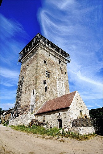 Tour du Bost, Charmoy