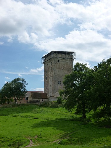 Tour du Bost, Charmoy